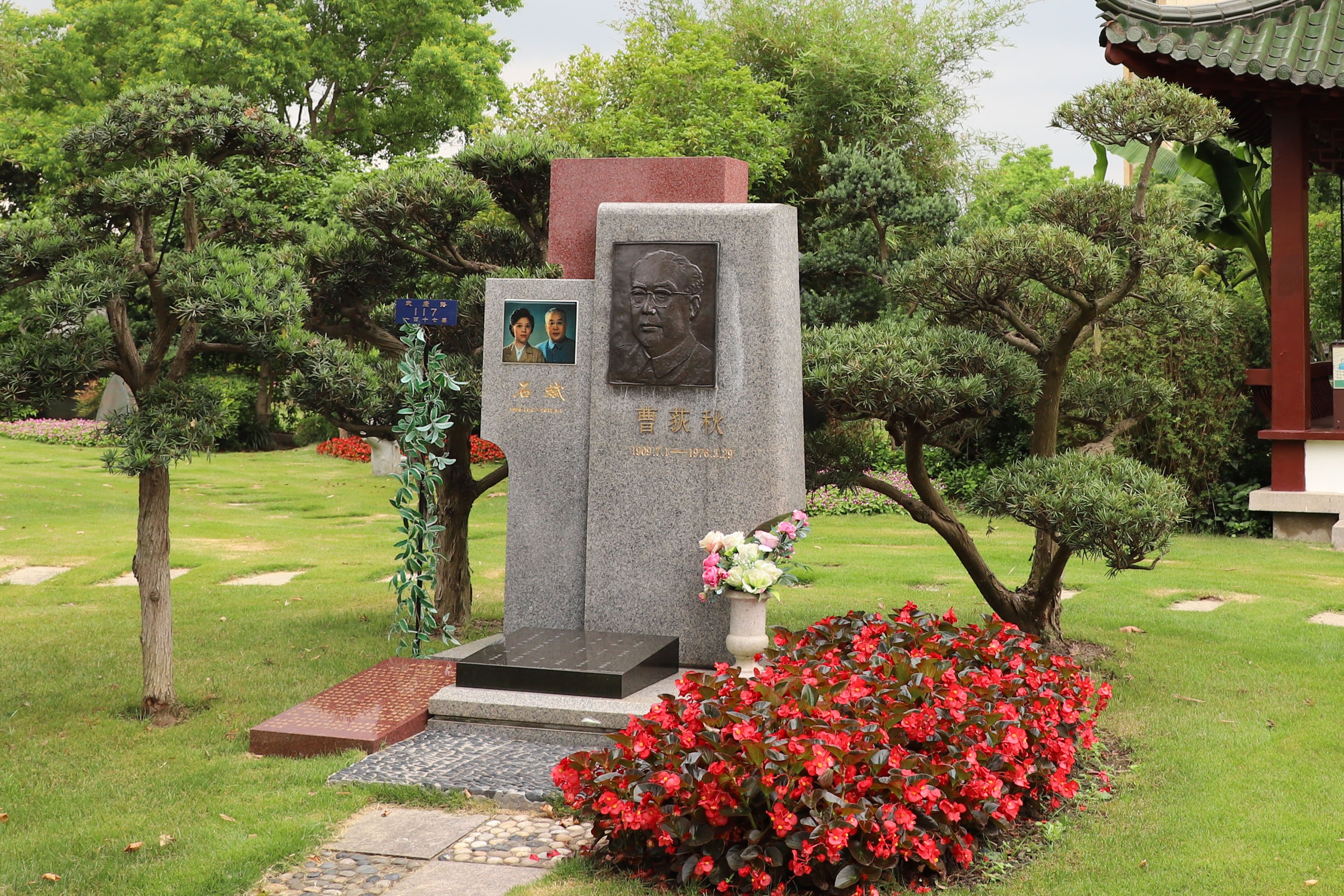 历史回响：曹荻秋纪念碑下的敬仰与思考
